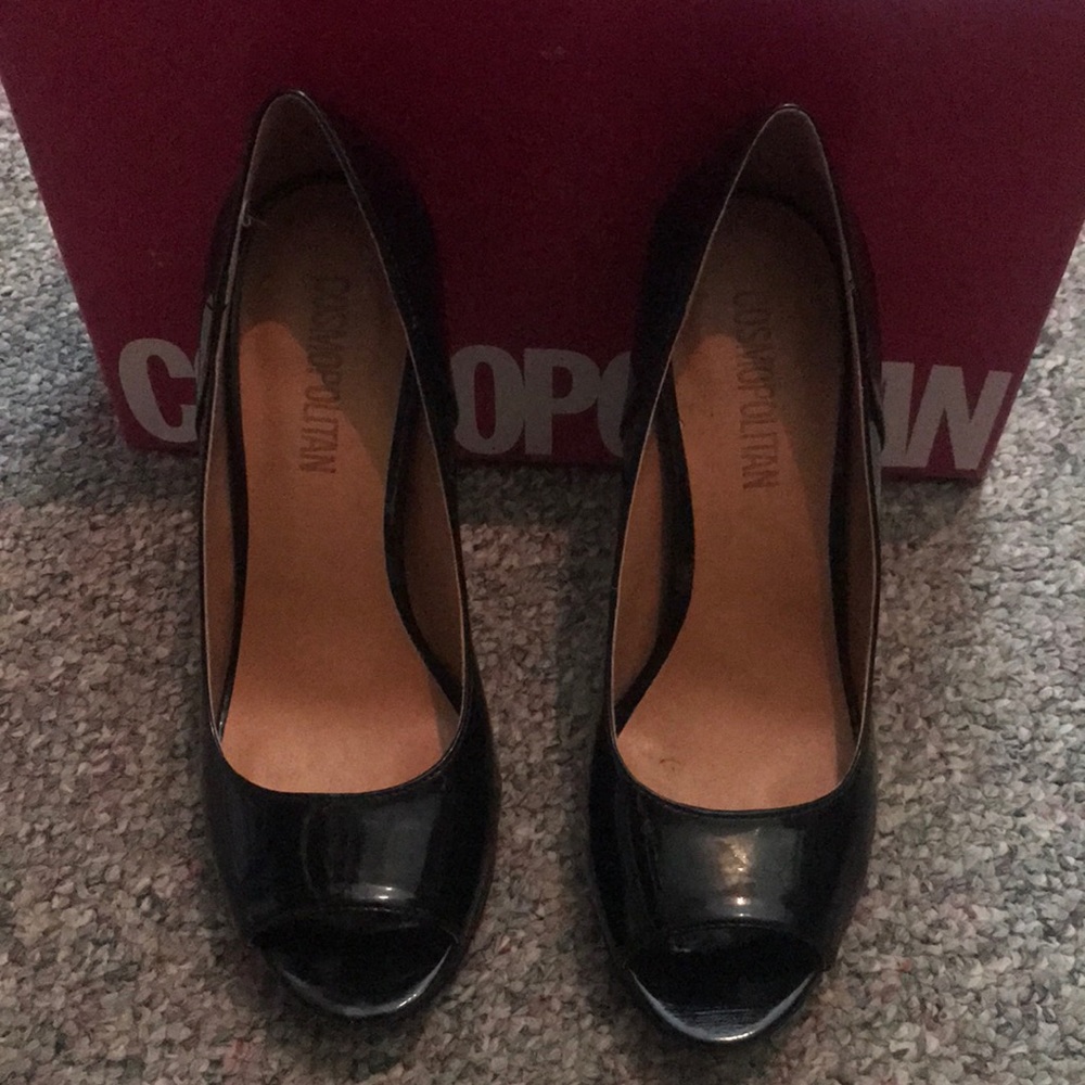 Cosmopolitan black patent leather open toe pump